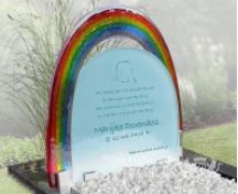 Grafmonument met regenboog van glas foto 2