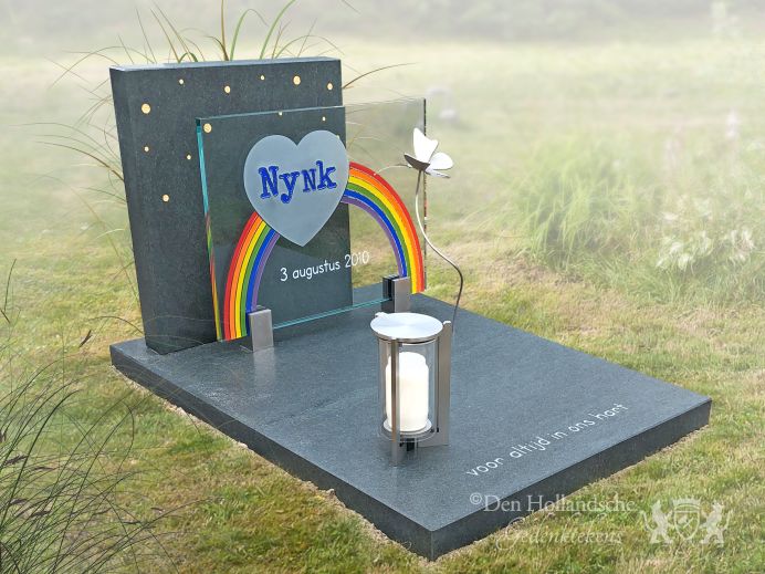 Kindermonument met regenboog en vlinders foto 1