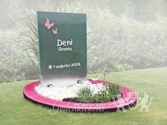 Kindermonument met roze glas