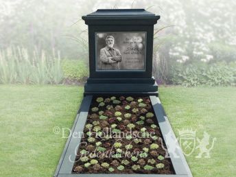 Klassiek grafmonument met foto in glas