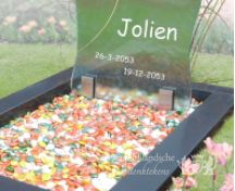 Kleurrijk glazen kindermonument vlinder foto 4