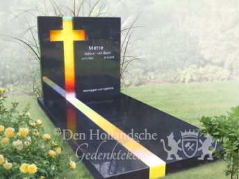 Modern glazen grafmonument met kruis