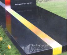 Modern glazen grafmonument met kruis foto 3