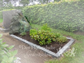 Natuurlijk grafmonument met glas