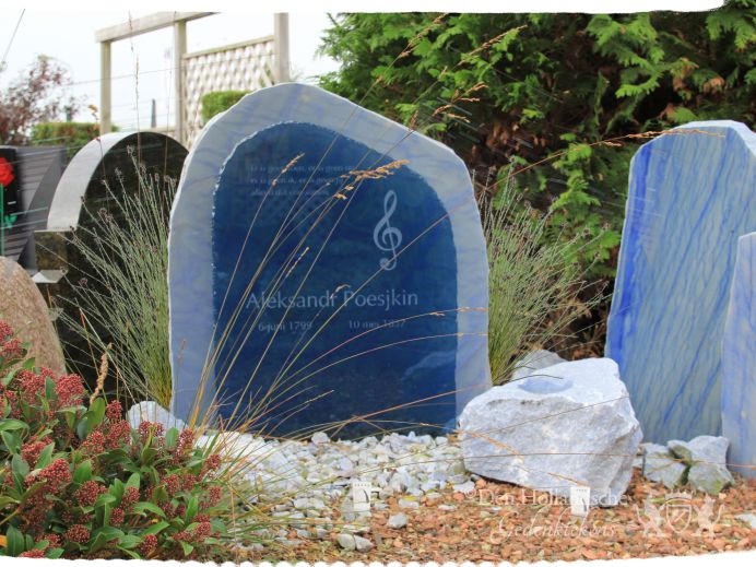 Natuurlijke staande steen met blauwe glasplaat foto 1