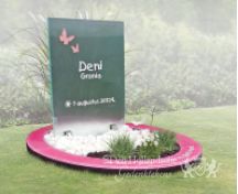 Kindermonument met roze glas foto 1