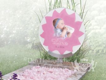 Roze kindermonument van glas