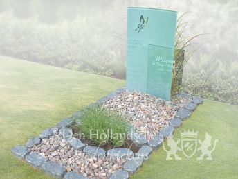 Rustiek grafmonument met glasplaten