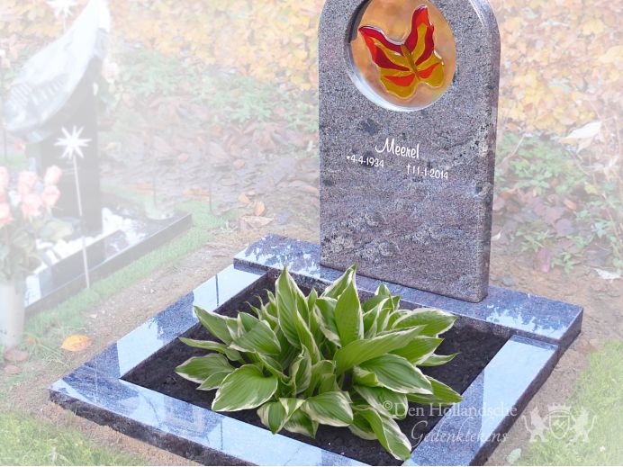 Urnenmonument met vlinder in glas foto 1