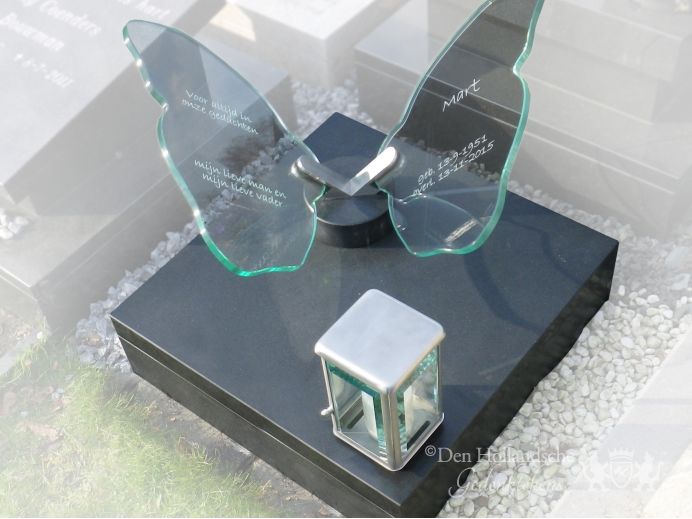 Urnmonument vlinder glas foto 1