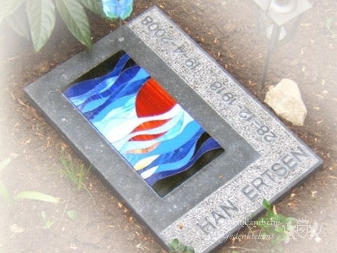 Modern urnengraf met gekleurd glas foto 1