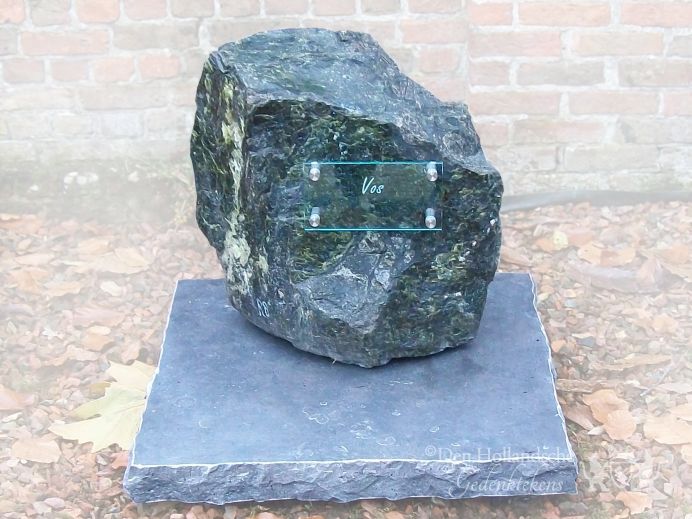 Urnmonument met glasplaatje foto 1