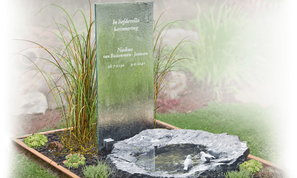 natuurlijk grafmonument met bronzen vogeltjes