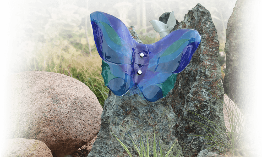 natuurlijk grafmonument met glasfusion vlinder