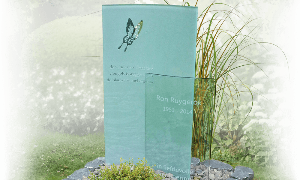 natuurlijk grafmonument met gebogen glas letterplaat