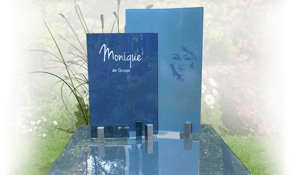 gebogen glas letterplaat van blauw glas