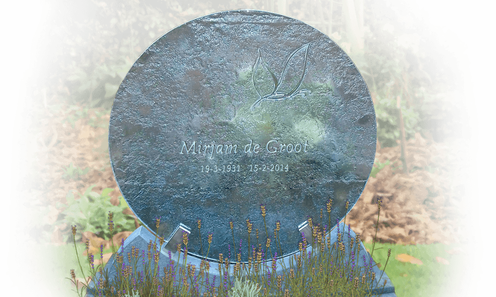 glazen grafsteen met ronde gedenkplaat