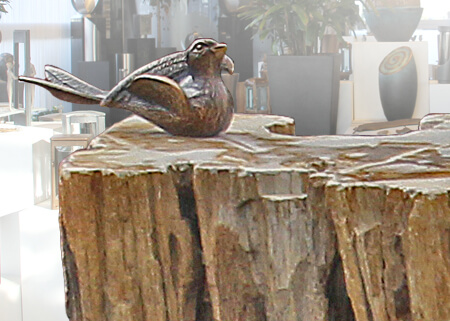 grafmonumenten showroom bronzen vogeltje versteend hout