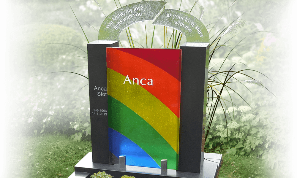 kindergraf glas met regenboog letterplaat