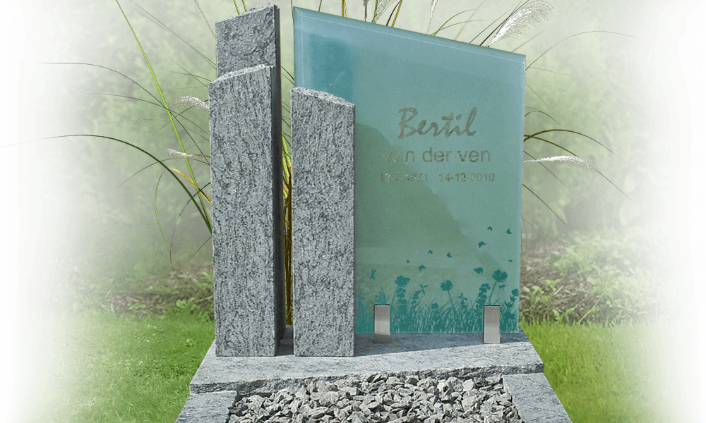 moderne grafmonumenten met natuurstenen zuilen