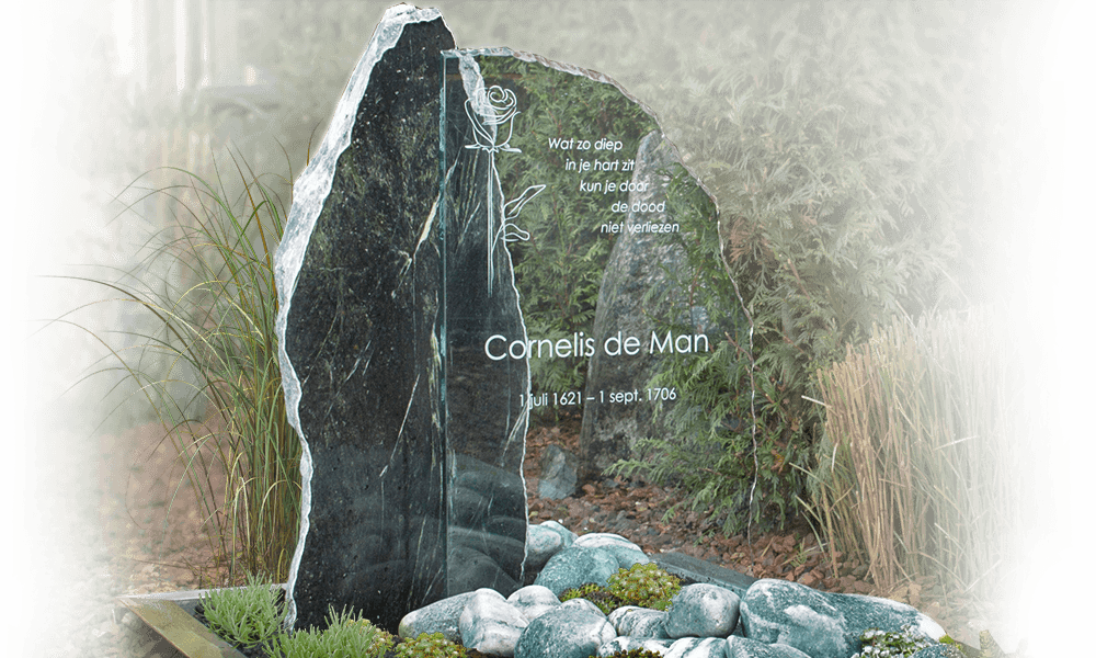 natuurlijk grafmonument met gepolijste zwerfkei