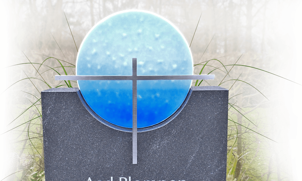 rvs grafmonumenten kruis en blauwe glazen letterplaat