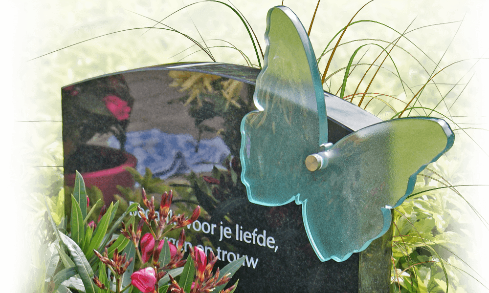 urnengraf glas gepolijst natuursteen met vlinder