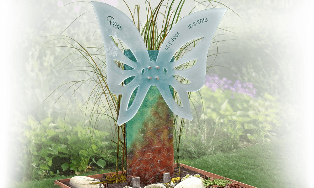 zandstralen glas op vlinder grafsteen